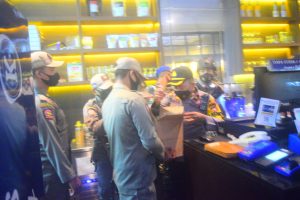 Razia kafe di Mataram, polisi amankan ratusan botol miras