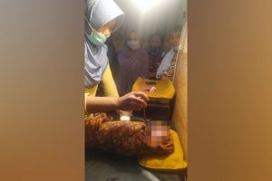 Bayi perempuan baru lahir ditemukan di depan kantor Desa Masbagik Timur