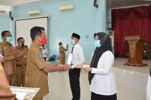 Serahkan Serahkan SK CPNS Formasi Tahun 2019, Wali Kota: Tunjukkan Kualitas Diri dengan Disiplin dan Miliki Etos Kerja
