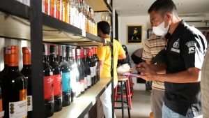 Razia tempat hiburan di kawasan KEK Mandalika, polisi amankan 900 botol miras