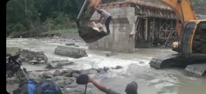 Jembatan rusak, polisi di NTB naik eksavator angkut logistik pilkada
