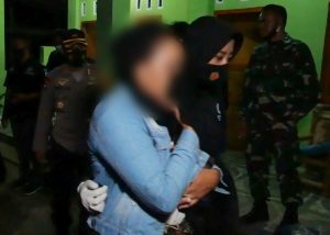 Mama muda di Lombok dipergoki sedang bobo bareng cowok di kos