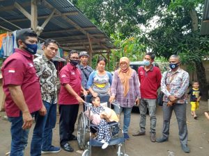 Bocah Penderita Hidrosefalus di KLU Dapat Kursi Roda dari Gubernur