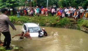 Kecelakaan di Lombok Tengah, sopir mengantuk, mobil terjun ke sungai, begini nasib tiga penumpang