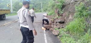 Tanjakan Nanga Tumpu Dompu kembali longsor, batu besar berserakan di jalan