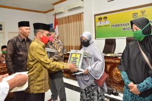 Wali Kota Serahkan Bantuan Modal UKM dan Piagam Penghargaan Muzzaki Terbaik