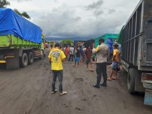 Puluhan sopir dump truk gelar aksi mogok di PT SMS Dompu, ini tuntutannya!