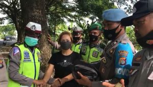 Bawa barang mencurigakan, perempuan cantik berambut pirang di Lombok dikepung polisi