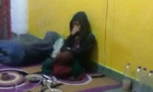 Polisi amankan seorang cewek sedang teler saat pesta miras bareng cowok-cowok di Lombok 