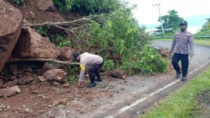 Khawatir ada longsor susulan di Nanga Tumpu Dompu, polisi minta pengendara hati-hati