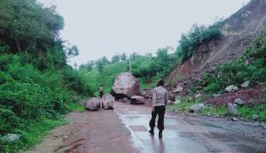 Longsor batu besar tutup akses jalan penghubung dua kecamatan di Dompu