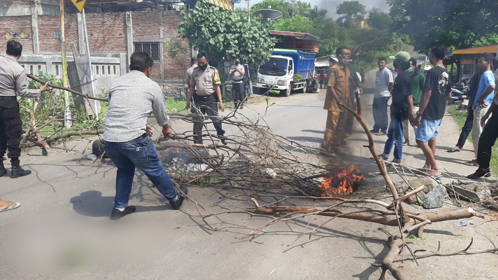 Tuntut ganti rugi motor yang dibakar, warga blokade jalan lintas Melayu-Kolo
