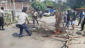 Tuntut ganti rugi motor yang dibakar, warga blokade jalan lintas Melayu-Kolo