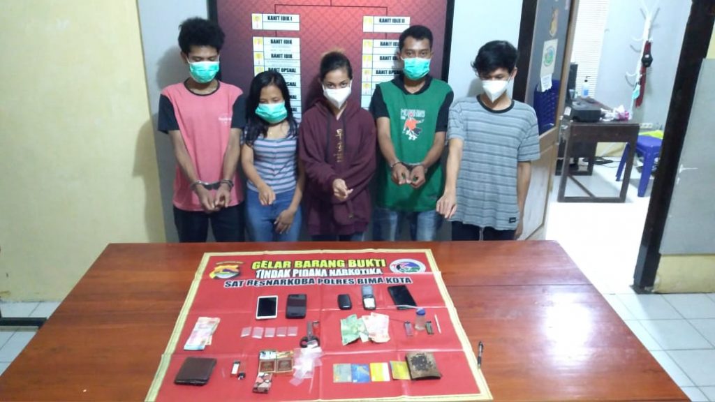 Polisi gerebek dua cewek saat nyabu bareng tiga cowok di Kota Bima