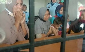 Protes pabrik rokok, empat IRT di Lombok ditahan, dua balita ikut di sel