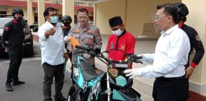 Jual motor curian di facebook, pria di NTB gak sadar pembelinya polisi yang menyamar, ketangkap deh!