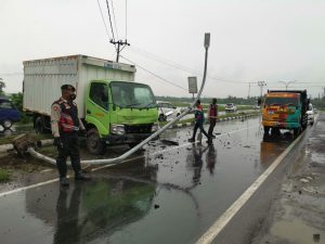 Jalan licin, mobil truk boks tabrak pembatas jalan di Lombok Tengah