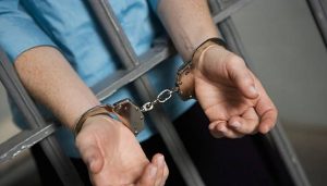 Lagi asyik nongkrong di kafe, dua pencuri sandal diciduk polisi