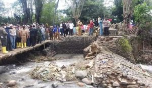 Gubernur NTB dan Bupati Dompu Tinjau Lokasi Banjir dan Serahkan Bantuan