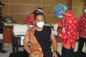 Wakil Bupati Lombok Utara Terima Vaksin Dosis Pertama