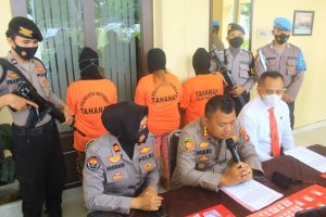 Polisi bekuk ibu rumah tangga bandar narkoba di NTB,  sita 86,86 gram sabu dan uang Rp50 juta