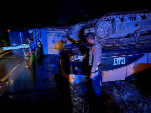 Truk tronton terguling di Sumbawa, pengemudi alami luka-luka