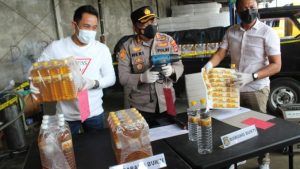 Polisi bongkar produk minyak goreng kemasan ilegal di NTB