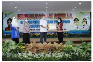 Sahkan Perda Perkawinan Anak, Menteri PPPA Beri Penghargaan Untuk Gubernur NTB