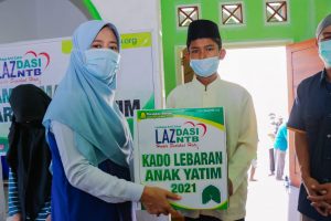 Bunda Niken Serahkan Kado Lebaran Anak Yatim, Marbot Hingga Guru Ngaji