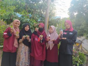 Mahasiswa UMM PMM Desa Doridungga manfaatkan putung rokok sebagai pestisida