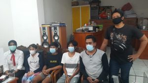 Wanita Pengedar Narkoba Ditangkap Polisi Bersama Tiga Teman Pria, Barang Bukti Sabu Berserakan di Rumah