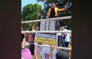 Ibu-ibu Gedor Polres Dompu, Tuntut Tersangka Mesum di RSUD Ditahan