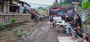 Protes Jalan Rusak, Pemuda Donggo Tanam Pisang Digantungi Foto Dewan dan Buka Wisata Seribu Lubang