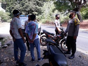 Polisi Hadang Pelajar SMA saat Konvoi Kelulusan di Lombok Utara
