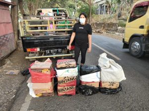 Emak-emak di Kota Bima Kedapatan Bawa 108 Botol Minuman Keras