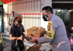 Dukung Penerapan PPKM Darurat, Kapolda NTB Bagikan Sembako