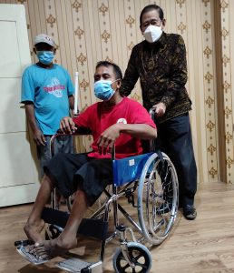 Djohan Bantu Kursi Roda untuk Disabilitas Perajin Sandal
