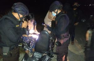 Razia, Polisi Temukan Wanita Seksi dan Waria Lagi Mabuk Berat di Pematang Sawah