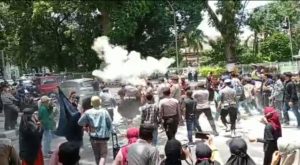 Demo soal Benih Jagung di Kantor Gubernur NTB Ricuh