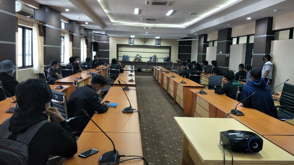 Datangi DPRD NTB, Puluhan Aktivis Minta Kejelasan Pekerjaan Sumur Bor Rp1,7 Milyar