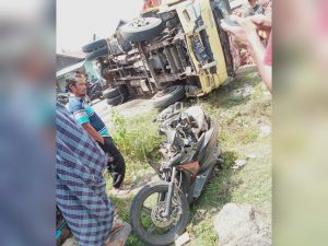 Ban Pecah, Truk Bermuatan Bawang Hilang Kendali dan Tabrak Pemotor di Dompu