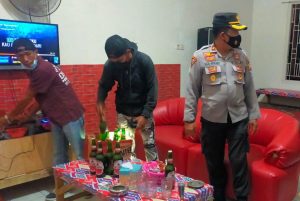 Razia Kafe di Kota Bima, Tim Gabungan Sita Puluhan Botol Miras Bermerek