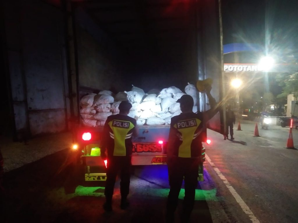 Truk Fuso Pengangkut 20 Ton Tembaga Diduga Ilegal Diamankan di Pelabuhan Poto Tano