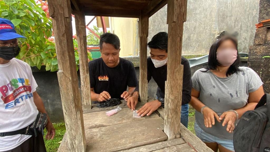 Jualan Sabu, Ibu Rumah Tangga Diborgol Polisi