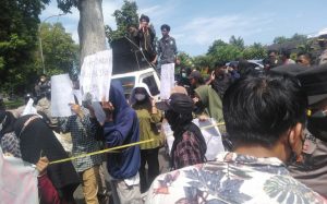 Demo Polda NTB, Mahasiswa Desak Ungkap Mafia Pupuk Bersubsidi di Bima