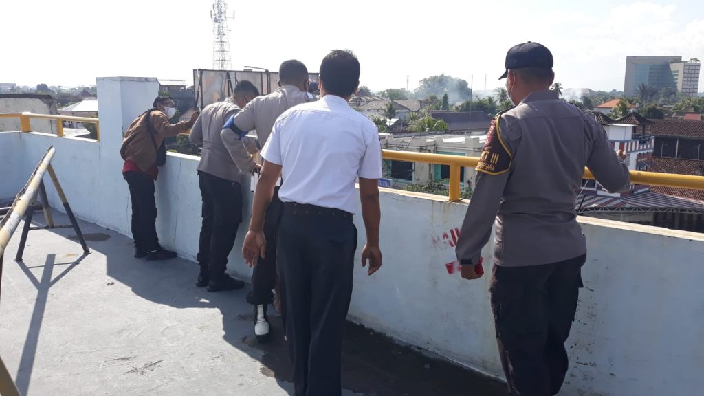 Seorang Perempuan Mencoba Bunuh Diri dengan Terjun dari Lantai 4 Mataram Mall