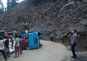 Ban Pecah, Truk Bermuatan Jagung Terbalik di Jalan Pusuk Lombok Utara