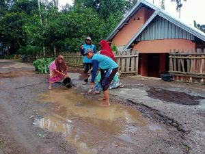 Bertahun-tahun Tak Diperbaiki, Warga Mpili Donggo ’’Aspal’’ Sendiri Jalan Rusak
