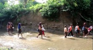 Satu Kampung di Bima Terisolasi Puluhan Tahun, Siswa Jalan Kaki Lewati Sungai dan Sawah ke Sekolah