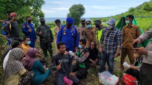 Kejar Target Vaksinasi di Bima, Petugas Datangi Petani di Ladang